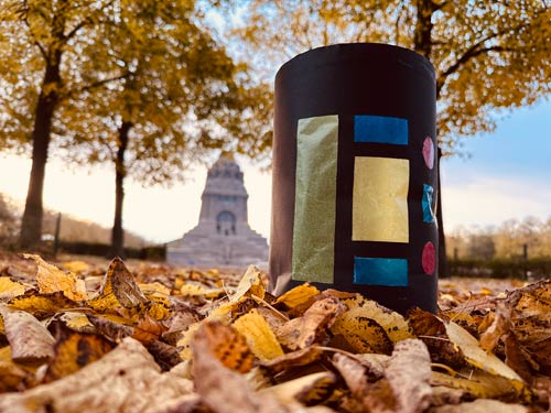 Papierlaterne im herbstlichen Denkmalpark, Foto: Stiftung Völkerschlachtdenkmal Leipzig/ Tessina-Larissa Schramm